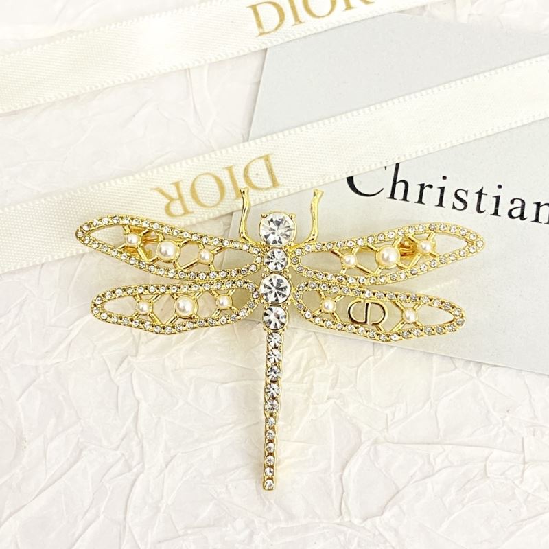 chr1st1an D10r brooches
